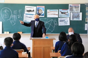 岡山空襲などの戦争体験を児童に話す堀尾幸二さん＝市川町近平