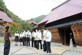 古民家を改装した宿泊施設「グラミンカ」を見学する佐用高校生＝佐用町若州