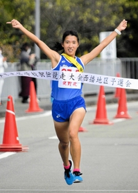初優勝を飾った女子・龍野北のアンカー丸山月渚選手＝上郡町苔縄