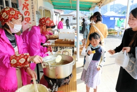 揚げたての天ぷらなどが振る舞われた鶴イモまつり＝市川町鶴居