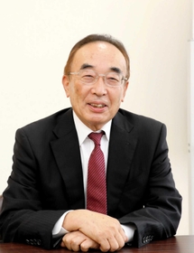 当選から一夜明け、５期目の抱負を語る庵逧典章町長＝佐用町役場