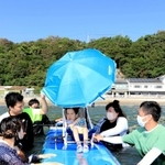 特製のボードで遠浅の海に出る参加者ら＝たつの市御津町黒崎