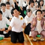 母校の後輩を励ました漫才コンビ「インディアンス」の田渕章裕さん（前列中央左）ときむさん＝龍野高校
