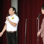 母校で漫才を披露する「インディアンス」の田渕章裕さん（左）＝龍野高校