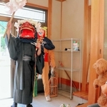 コロナ禍の収束を願いながら、獅子が各戸を巡回した＝神河町根宇野