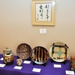 濱田庄司と晋作、篤哉の陶器＝たでのはな美術館