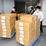 投票所入場券を発送する準備に追われる姫路市職員＝姫路市役所北別館
