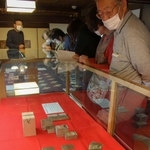 江戸時代のかるたなど和歌の歩みについての資料が並ぶ会場＝室津海駅館