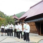 古民家を改装した宿泊施設「グラミンカ」を見学する佐用高校生＝佐用町若州