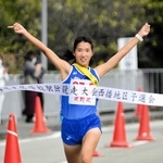 初優勝を飾った女子・龍野北のアンカー丸山月渚選手＝上郡町苔縄