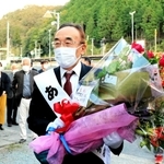 ５選を決めて花束を受け取り、笑顔を見せる庵逧典章氏＝佐用町佐用（撮影・大山伸一郎）