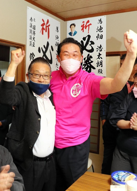 支援者と喜びを分かち合う池畑浩太朗氏＝赤穂市加里屋