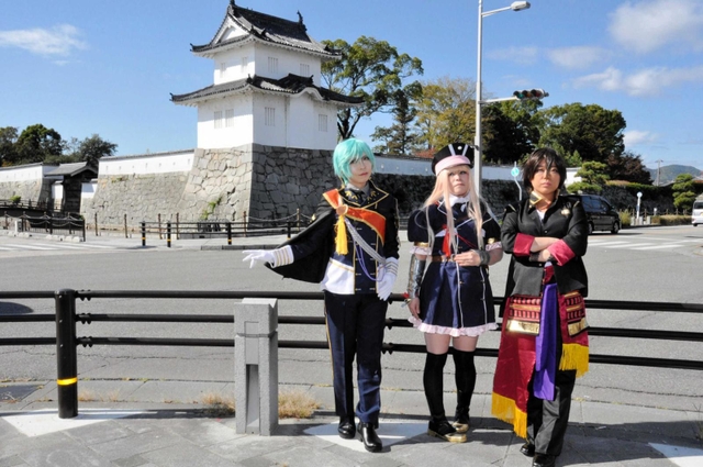 写真撮影に応じるコスプレ愛好者＝赤穂市加里屋