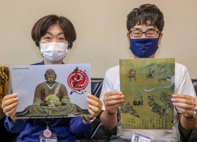 赤松円心が描かれた２種類のクリアファイル＝上郡町役場