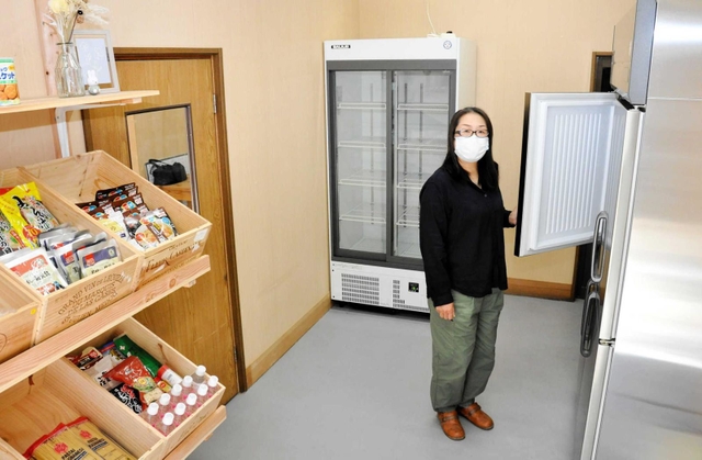 共用の冷蔵庫や冷凍庫が置かれた古民家ｔｏｎａｒｉのスペース＝赤穂市加里屋