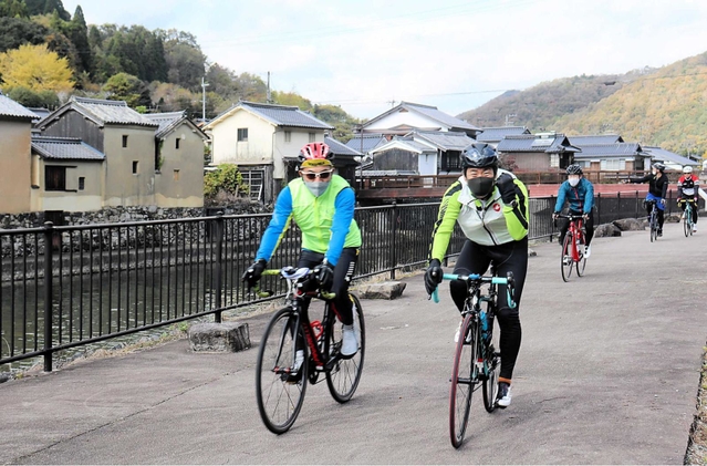 平福地区の歴史的な街並みを楽しみながら快走する参加者＝佐用町平福