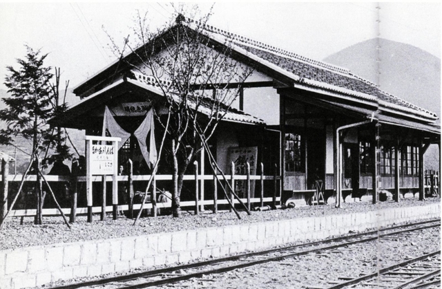 大正９（１９２１）年の播州赤穂駅。看板には「ばんしうあかほ」の駅名が見える