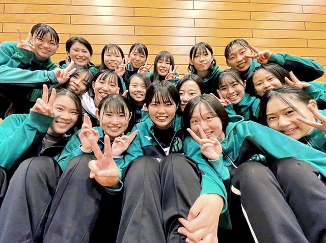 １部昇格を決めた関西福祉大女子バレー部（提供）