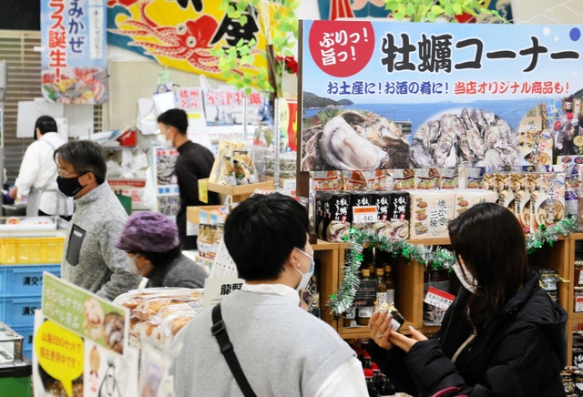 多くの客でにぎわう「道の駅みつ」＝たつの市御津町室津