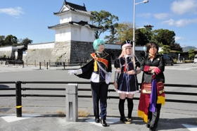 写真撮影に応じるコスプレ愛好者＝赤穂市加里屋