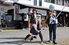 写真撮影に応じるコスプレ愛好者＝赤穂市加里屋