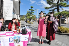 写真撮影に応じるコスプレ愛好者＝赤穂市加里屋