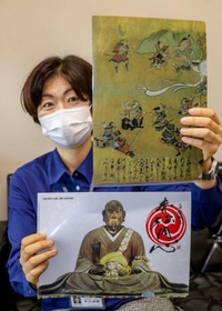 赤松円心が描かれた２種類のクリアファイル＝上郡町役場