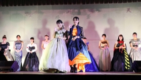 文化祭で手作りの衣装を披露する生徒たち＝相生産業高校