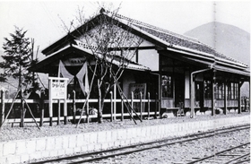 大正９（１９２１）年の播州赤穂駅。看板には「ばんしうあかほ」の駅名が見える