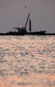 水揚げ作業は夜明け前から始まる＝赤穂市の坂越沖