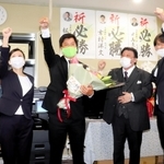 花束を手に初当選を喜ぶ住吉寛紀氏＝姫路市小姓町