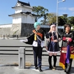 写真撮影に応じるコスプレ愛好者＝赤穂市加里屋