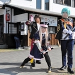 写真撮影に応じるコスプレ愛好者＝赤穂市加里屋