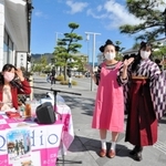 写真撮影に応じるコスプレ愛好者＝赤穂市加里屋