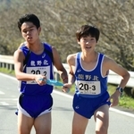 男子・龍野北の２区石田楓真選手（左）からたすきを受け取る３区東虎汰朗選手＝丹波篠山市内（撮影・坂井萌香）
