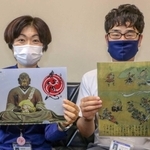赤松円心が描かれた２種類のクリアファイル＝上郡町役場