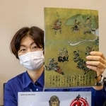 赤松円心が描かれた２種類のクリアファイル＝上郡町役場