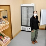 共用の冷蔵庫や冷凍庫が置かれた古民家ｔｏｎａｒｉのスペース＝赤穂市加里屋