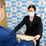特殊詐欺の被害を防ぎ、感謝状を受ける福山奈美さん＝宍粟署