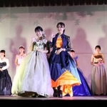 文化祭で手作りの衣装を披露する生徒たち＝相生産業高校