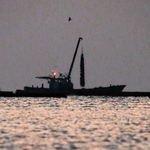 水揚げ作業は夜明け前から始まる＝赤穂市の坂越沖