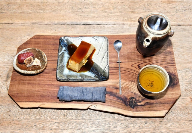 喫茶で提供される菓子付きの薬膳茶メニュー＝宍粟市一宮町上岸田