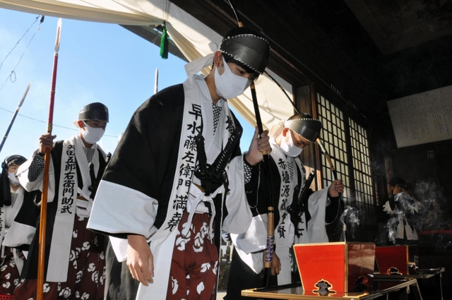 討ち入り装束で赤穂義士に扮（ふん）し、義士追慕法要で義士を忍ぶ赤穂高校生＝赤穂市加里屋、花岳寺