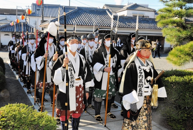 討ち入り装束で赤穂義士に扮（ふん）し、義士追慕法要に参列した赤穂高校生＝赤穂市加里屋、花岳寺