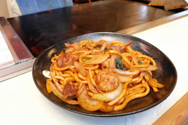 香ばしい風味が特長の津山ホルモンうどん＝岡山県津山市上河原、「お好み焼　三枝」