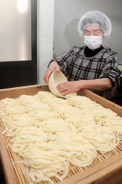 佐用のホルモンうどんを支える平谷製麺所。平打ち麺がたれによく絡む＝佐用町佐用