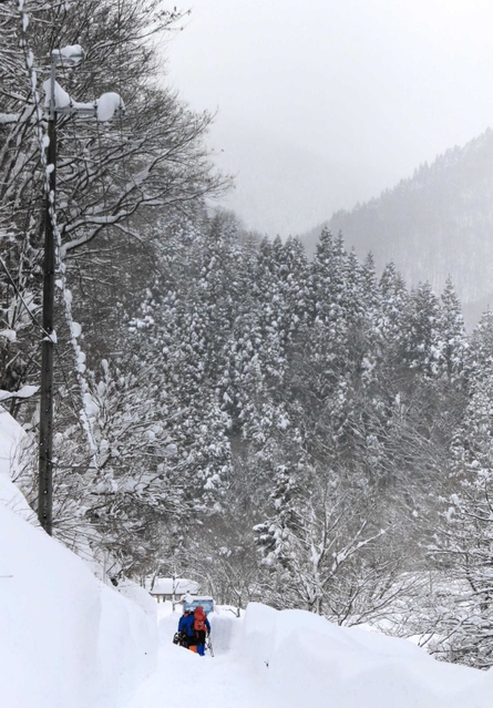 周辺は深い雪。冷え込みも厳しく、朝の気温は氷点下に＝宍粟市波賀町戸倉