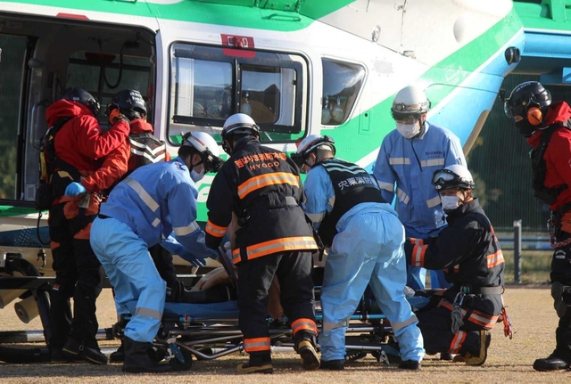 要救助者をストレッチャーに乗せる救急隊員ら＝宍粟市山崎町
