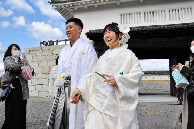 赤穂城跡本丸御殿跡で祝福を受ける本多竜誠さん（左）と穂乃香さん＝赤穂市上仮屋