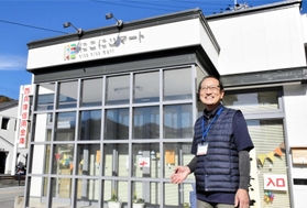 １周年を迎えたスーパー「にこにこマート」で店舗責任者を務める坂口和幸さん＝宍粟市波賀町上野